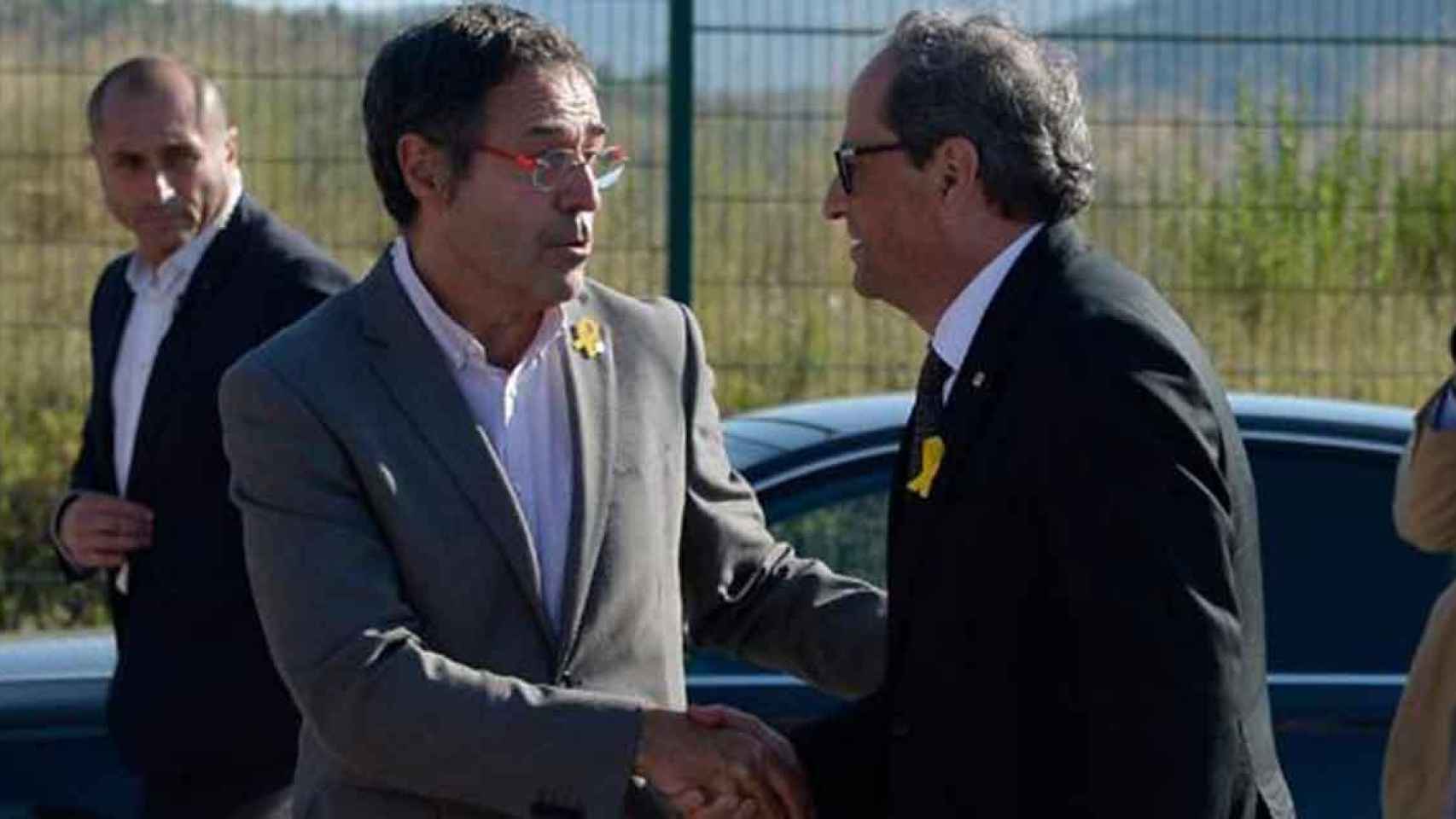 El secretario general de Prisiones, Amand Calderó (i), saludando a Quim Torra en las inmediaciones de la cárcel de Lledoners / ATLAS