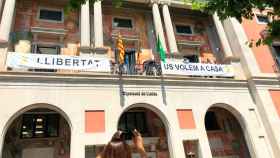 Fachada de la Diputación de Lleida con pancartas a favor de los políticos presos / CG