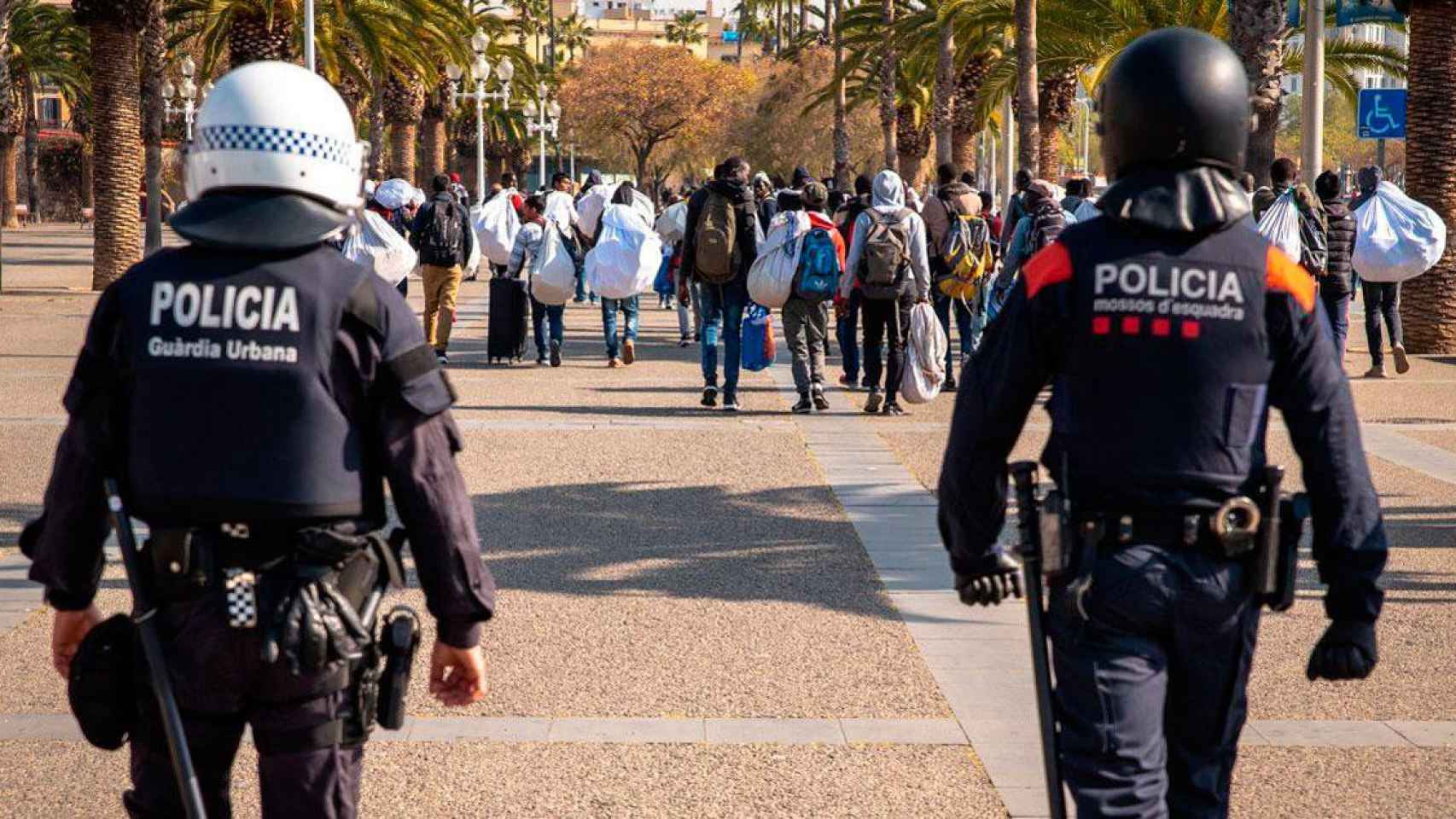 Un operativo conjunto de la Guardia Urbana de Barcelona y los Mossos d'Esquadra contra el 'top manta' / EFE