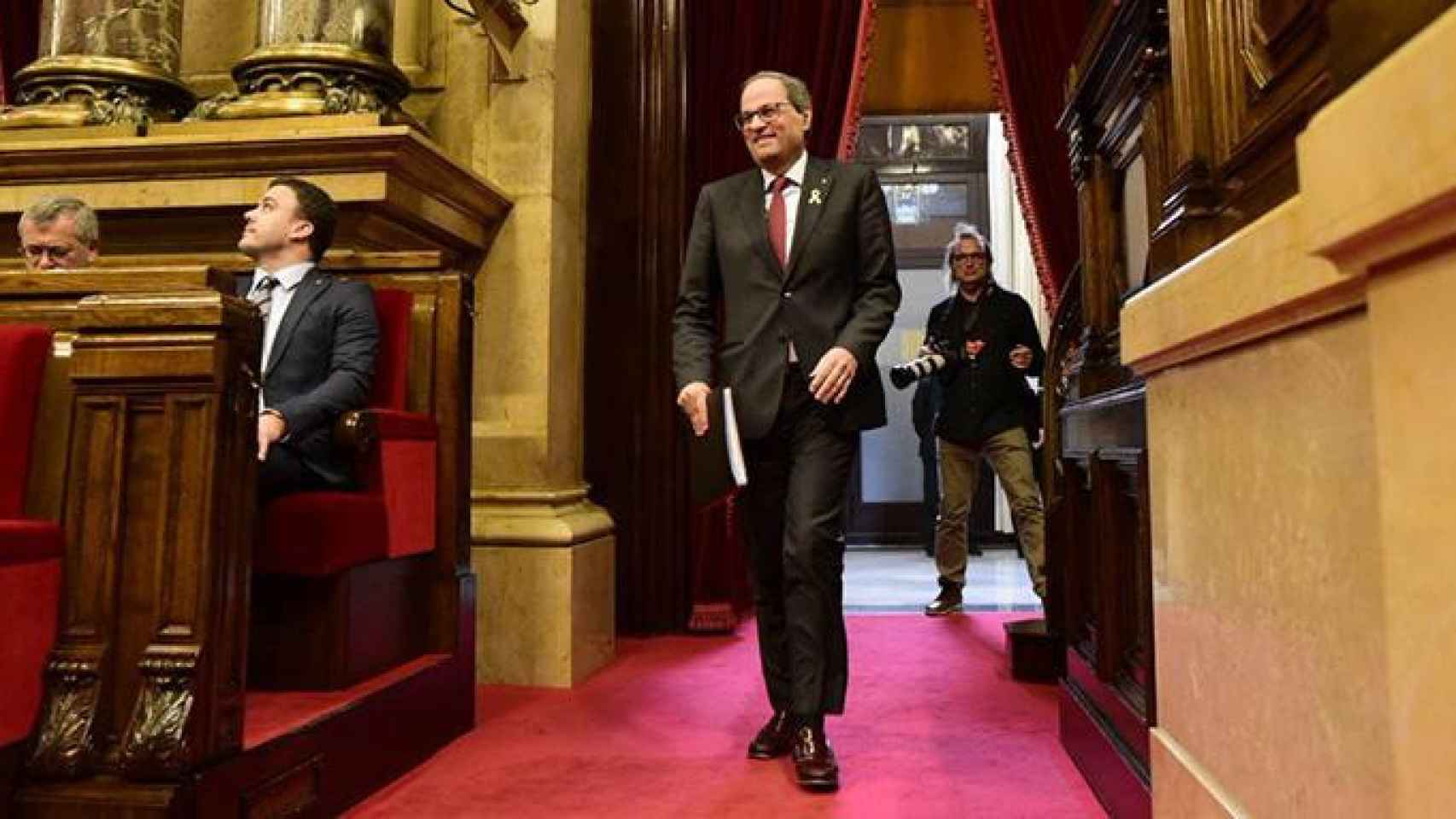 El presidente de la Generalitat Quim Torra entra en el hemiciclo del Parlament / CG