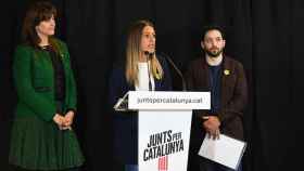 Miriam Nogueras (c) presenta el programa electoral de Junts per Catalunya para el 28A, acompañada de Laura Borràs (i) y Sergi Miquel (d) / JUNTS PER CATALUNYA