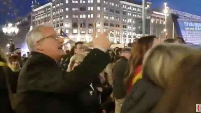 Momento del supuesto disparo de Josep Bou a una manifestante, la 'fake news' difundida por la CUP