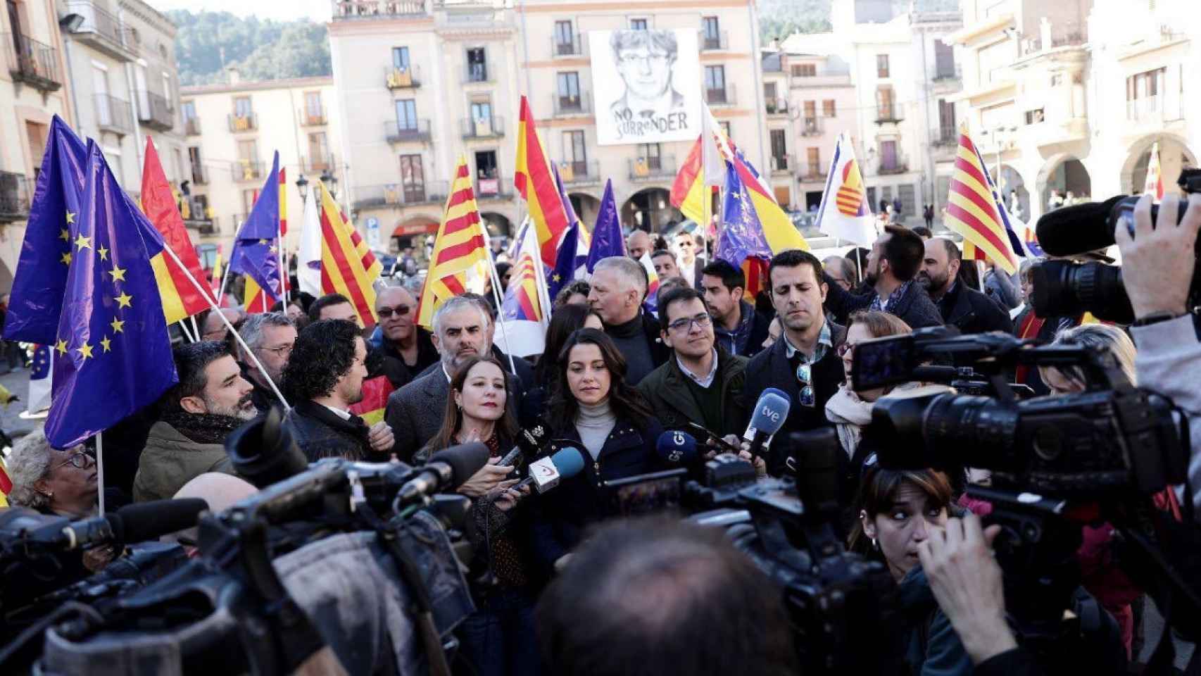 Inés Arrimadas en su visita a Amer, el pueblo natal del expresidente de la Generalitat Carles Puigdemont / TWITTER