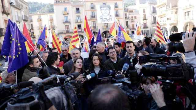 Inés Arrimadas en su visita a Amer, el pueblo natal del expresidente de la Generalitat Carles Puigdemont / TWITTER