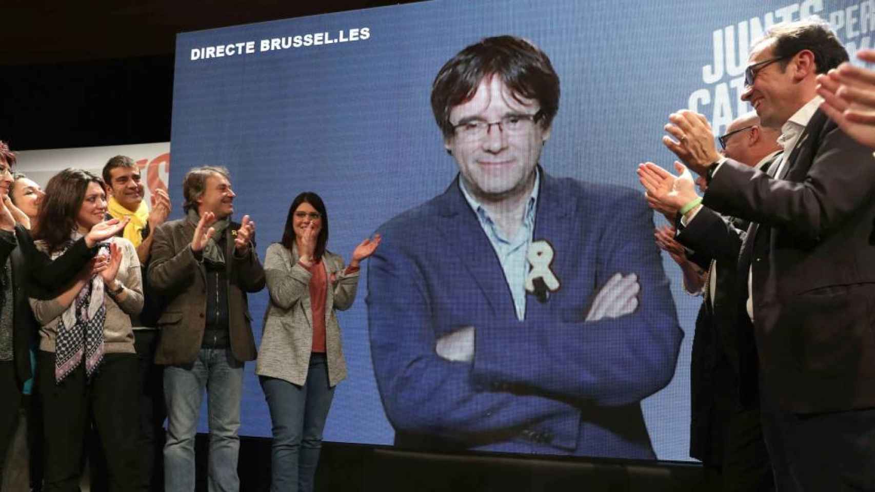 Carles Puigdemont, en la pasada campaña electoral, con miembros de la candidatura y de Junts per Catalunya / EFE
