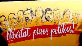 Cartel de las entidades independentistas a favor de la libertad de los políticos encarcelados / EFE