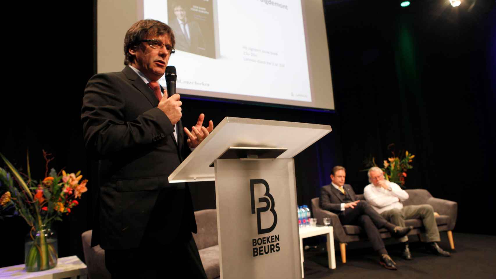 Carles Puigdemont, durante la presentación de su libro en la Feria del Libro de Amberes / EFE