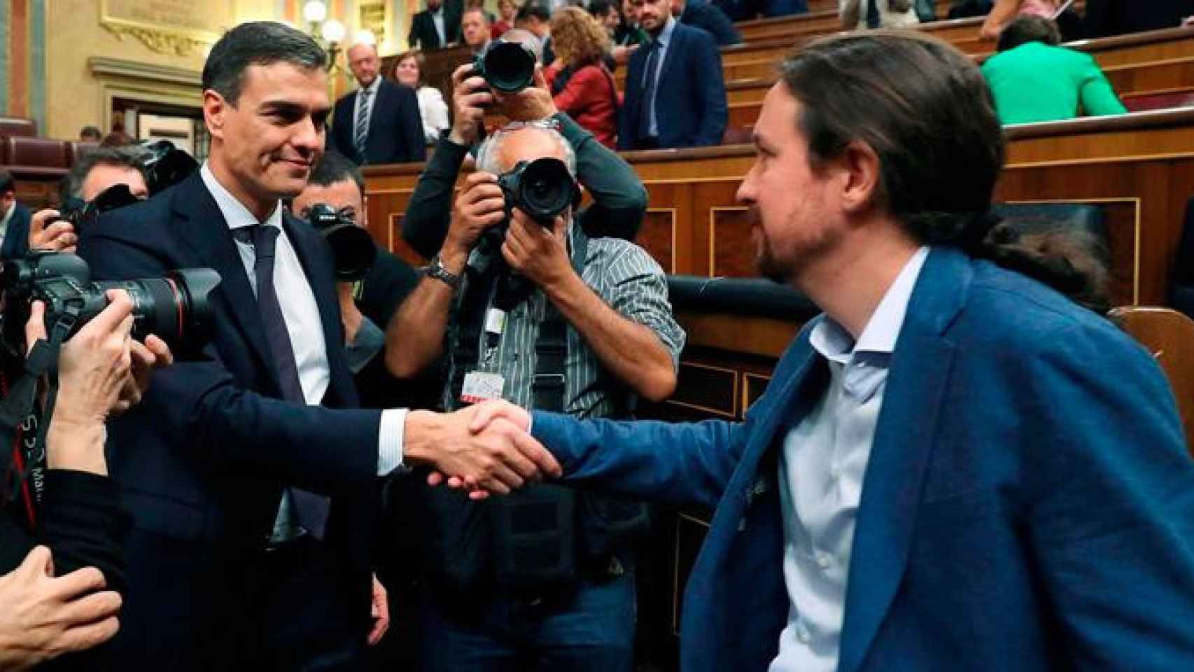 Pedro Sánchez y Pablo Iglesias, saludándose en el Congreso de Diputados / EFE
