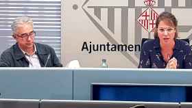 Josep Maria Montaner (i), edil de Vivienda de Barcelona, y Janet Sanz (d), teniente de alcalde de Urbanismo / CG