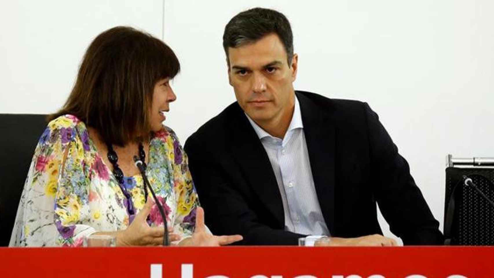 El presidente del Gobierno, Pedro Sánchez, junto a la presidenta del PSOE, Micaela Navarro, en Ferraz antes de la votación para renovar el consejo de RTVE / EFE