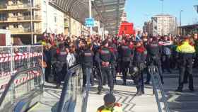 Agentes de los Mossos d'Esquadra impiden el acceso de los CDR a la estación de Sabadell Centre / CG