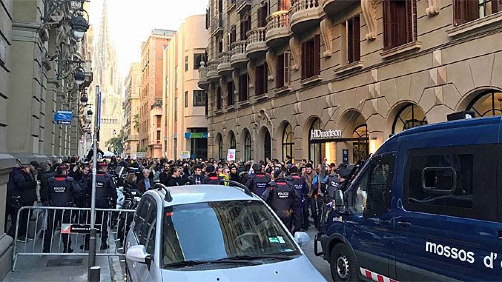 Los Mossos cortan Via Laietana ante las protestas de los CDR contra el Rey