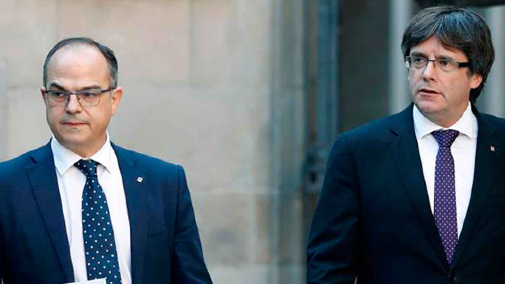 El consejero de Presidencia, Jordi Turull (i), y el presidente de la Generalitat, Carles Puigdemont (d) / EFE