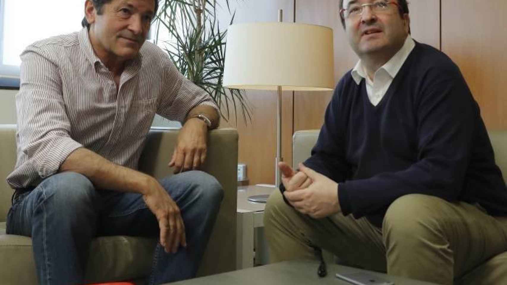 El presidente de la comisión gestora, Javier Fernández, y el secretario general del PSC, Miquel Iceta, en una imagen de archivo / EFE