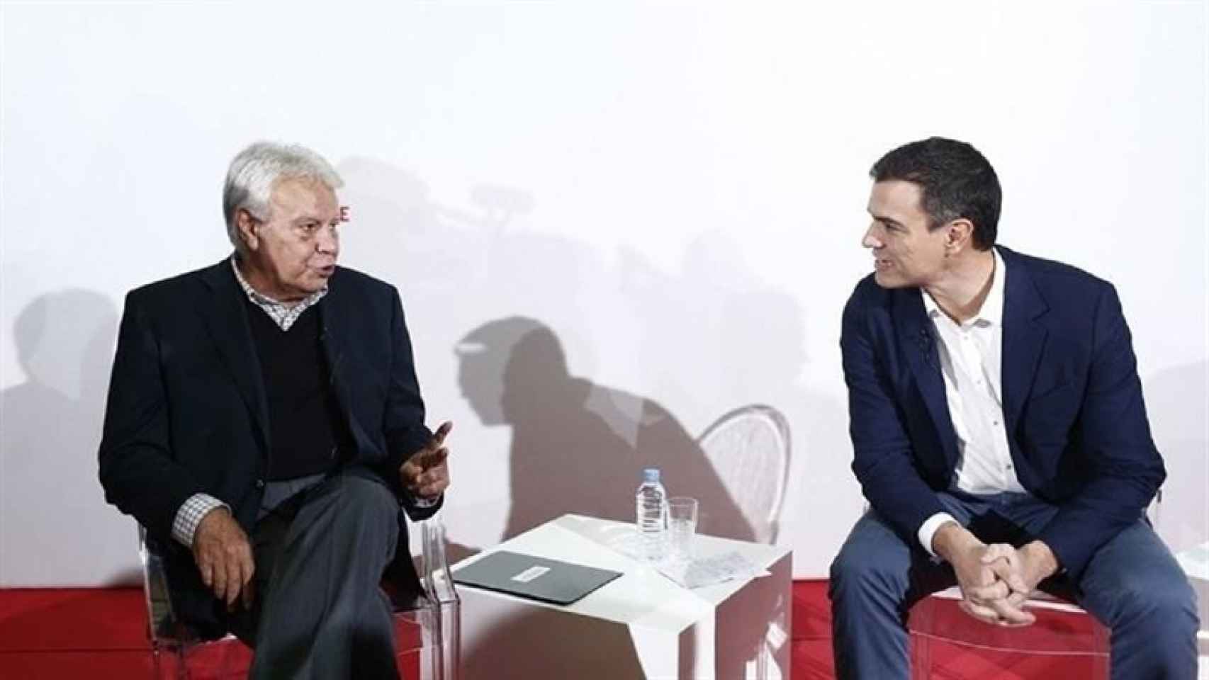 Felipe González y Pedro Sánchez en una imagen de archivo / EUROPA PRESS