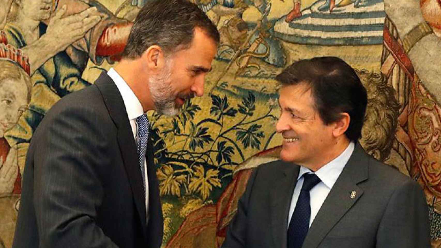 El Rey Felipe VI y el presidente de la gestora del PSOE, Javier Fernández / EFE