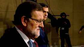 El presidente del Ejecutivo, Mariano Rajoy (i), y el líder del PSOE, Pedro Sánchez, candidatos a la presidencia del Gobierno para las elecciones generales del 20D, a su llegada al debate.