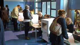 Votación en un colegio público de Barcelona de la consulta independentista organizada por la Generalidad