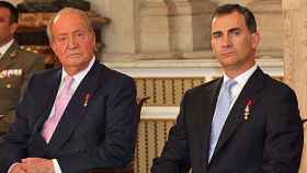 Los Reyes Juan Carlos I y Felipe VI, este miércoles, durante el acto de sanción de la ley de abdicación del primero