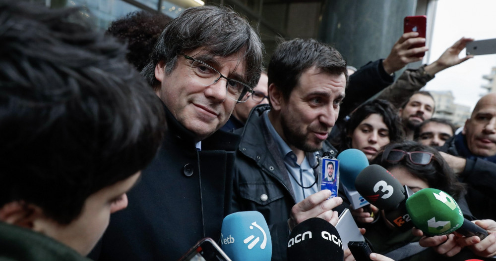 Toni Comín muestra su acta provisional de eurodiputado junto a Carles Puigdemont / EFE