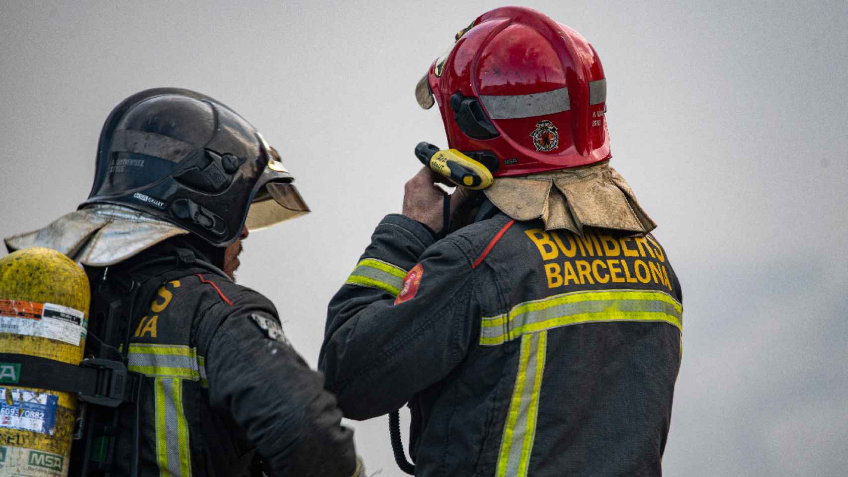 Dos bomberos apagan un incendio en Barcelona / EUROPA PRESS