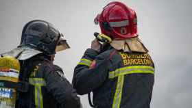 Dos bomberos apagan un incendio en Barcelona / EUROPA PRESS
