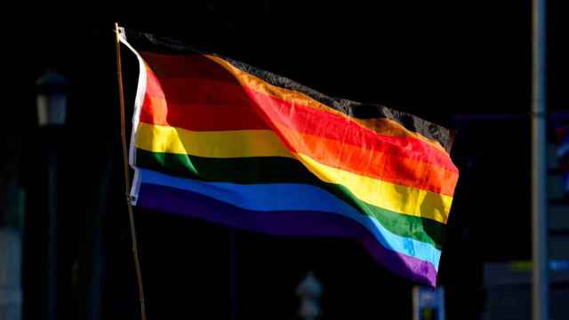 Bandera LGTBI, Familias LGTBI acusan al TS de discriminar a sus hijos por rechazar el permiso doble / EUROPA PRESS