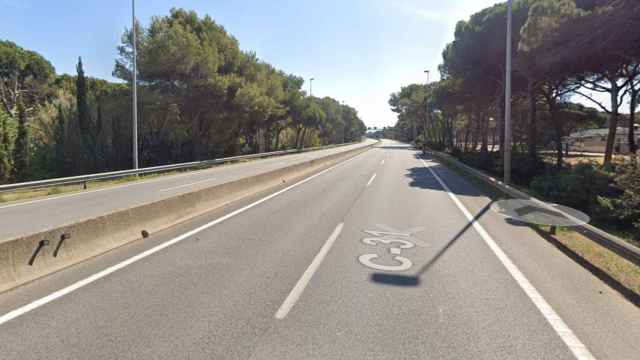 Kilómetro 186 de la C-31, a su paso por Gavà, donde un ciclista falleció tras ser arrollado por un coche en un accidente / GOOGLE STREET VIEW