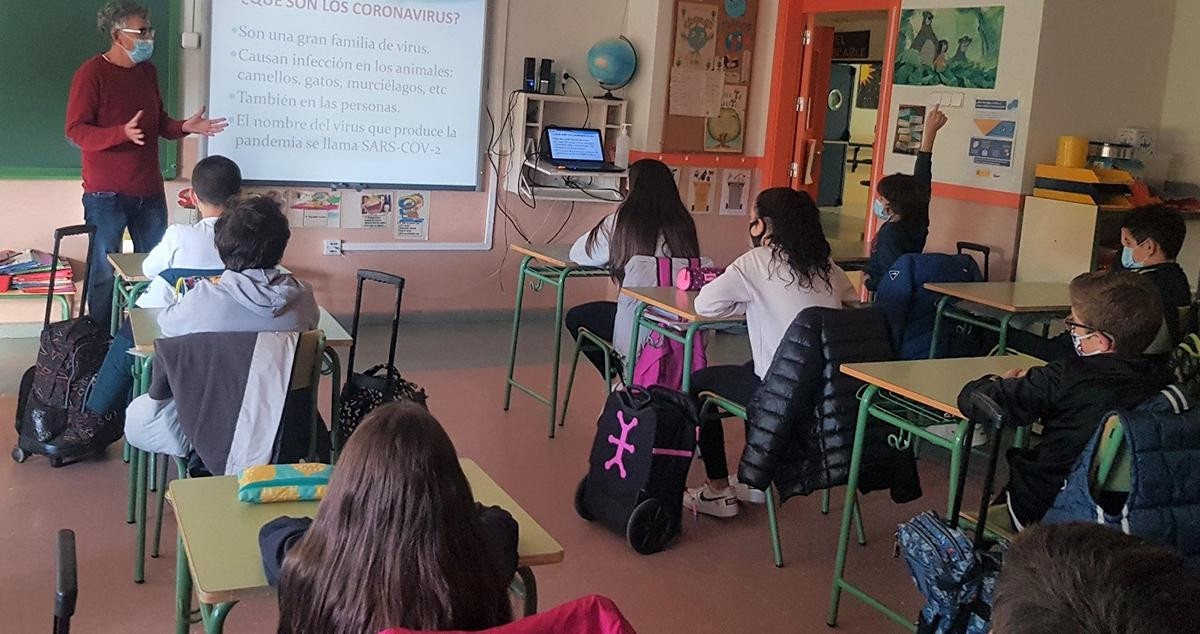 Un aula con estudiantes, que bajan el nivel en matemáticas, catalán e inglés / EP