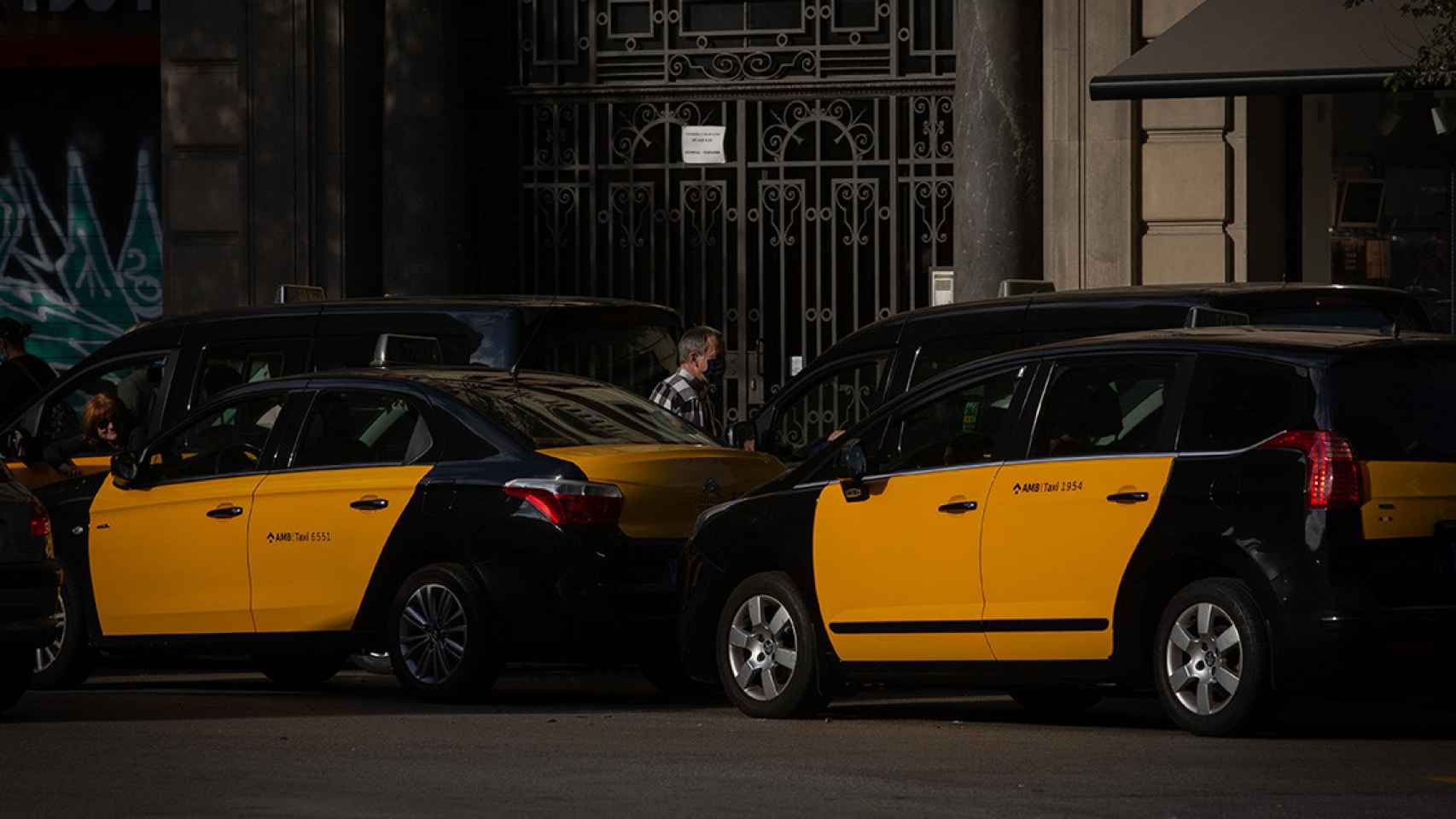 Varios taxis en la ciudad de Barcelona / DAVID ZORRAKINO - EUROPA PRESS