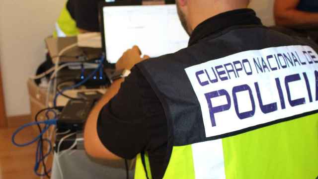 Un agente de la Policía Nacional, que ha desarticulado un grupo criminal entre Madrid y Barcelona que estafó 12 millones de euros mediante el método 'phishing' / EP