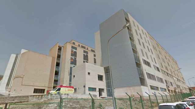 Hospital Virgen de los Lirios de Alcoy donde permanece ingresado el hombre que mató a su pareja de 29 años y se lanzó desde un quinto piso / GOOGLE STREET VIEW