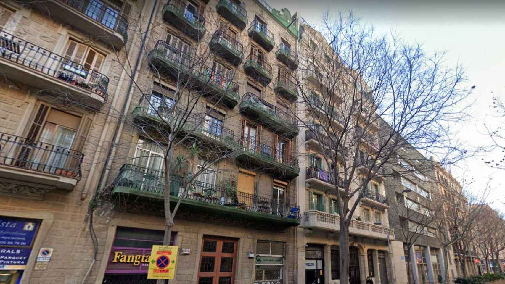 Edificio de la calle Diputación de Barcelona donde ha caído un niño desde un segundo piso / GOOGLE MAPS