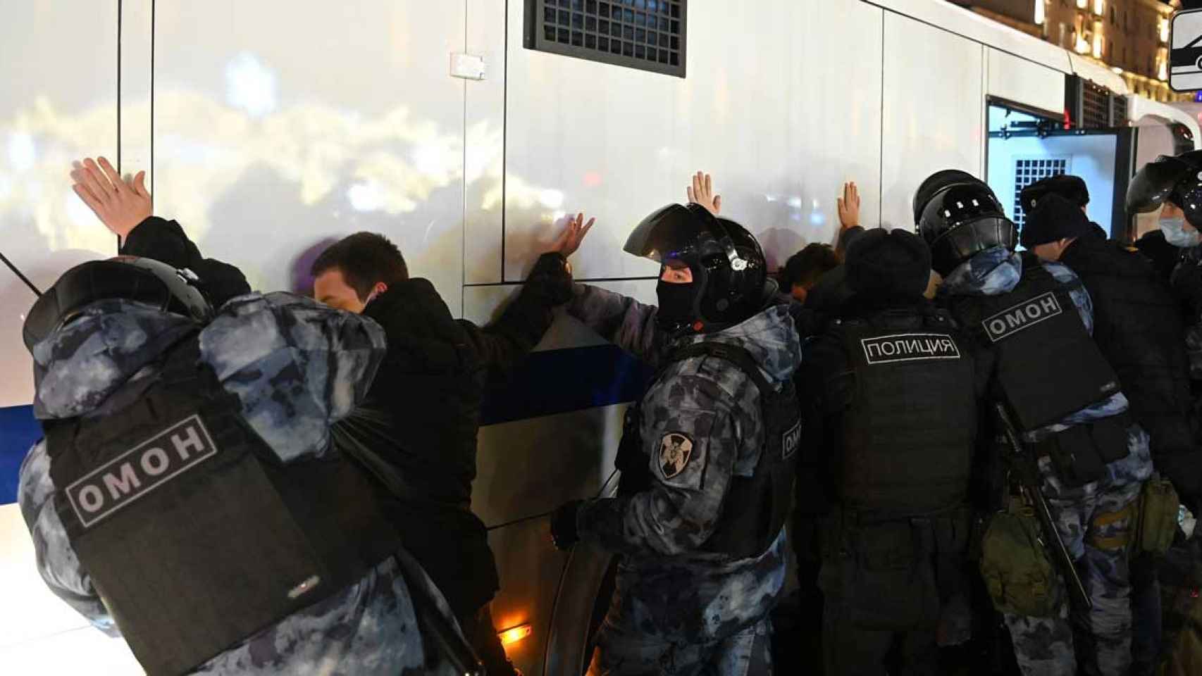 La policía rusa detiene a los manifestantes que protestan contra la invasión de Ucrania / EUROPA PRESS