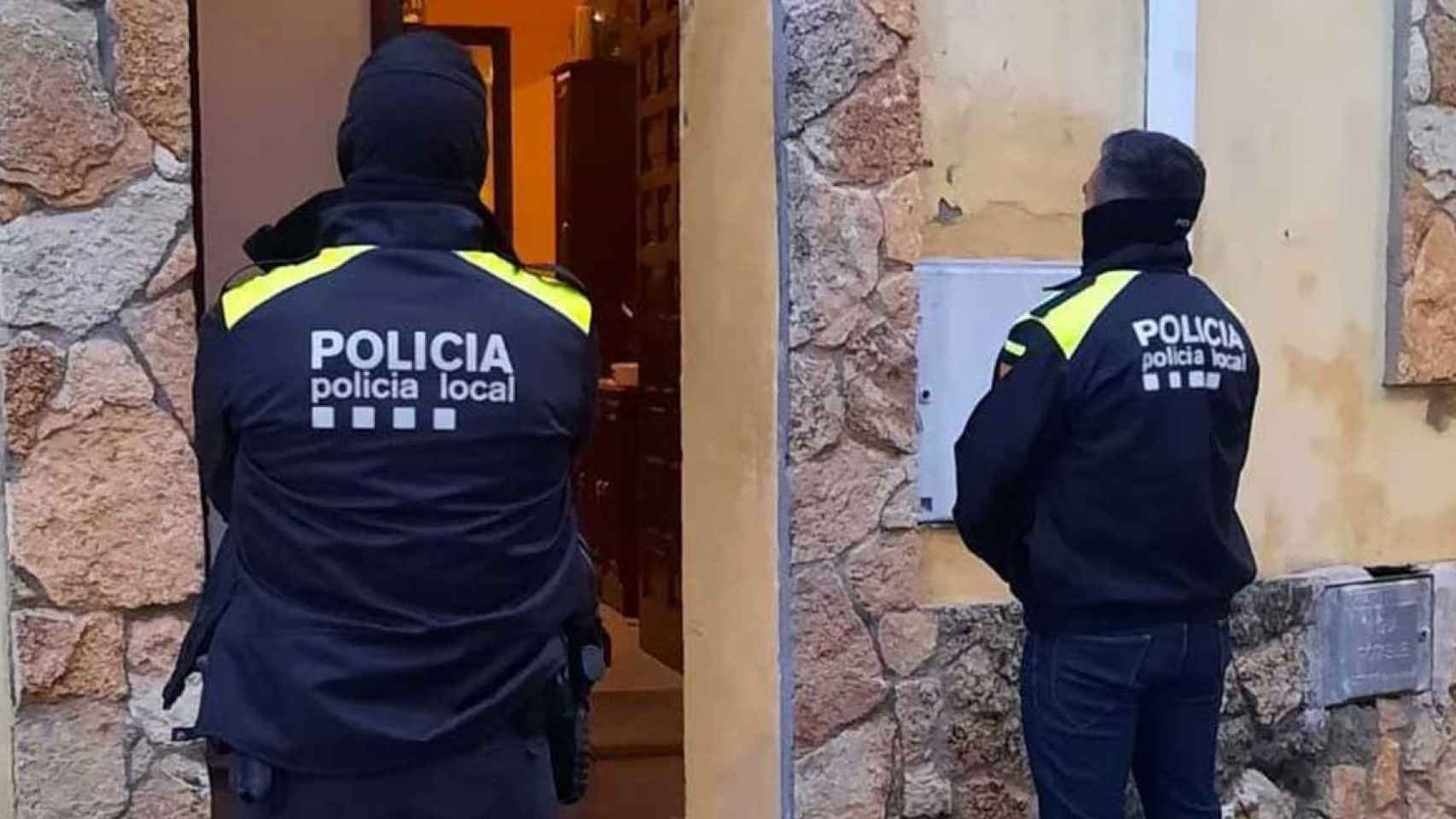 Agentes de la Policía Local de Vidreres (Girona) durante el registro del piso donde los tres miembros de la familia vendían droga / AYTO. VIDRERES