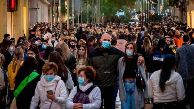 Ciudadanos con mascarilla paseando por el Portal de l'Àngel de Barcelona / EP