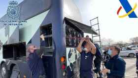 Agentes de la policía inspecciona un autobús que albergaba 190 kilos de hachís en los conductos de ventilación / EUROPA PRESS