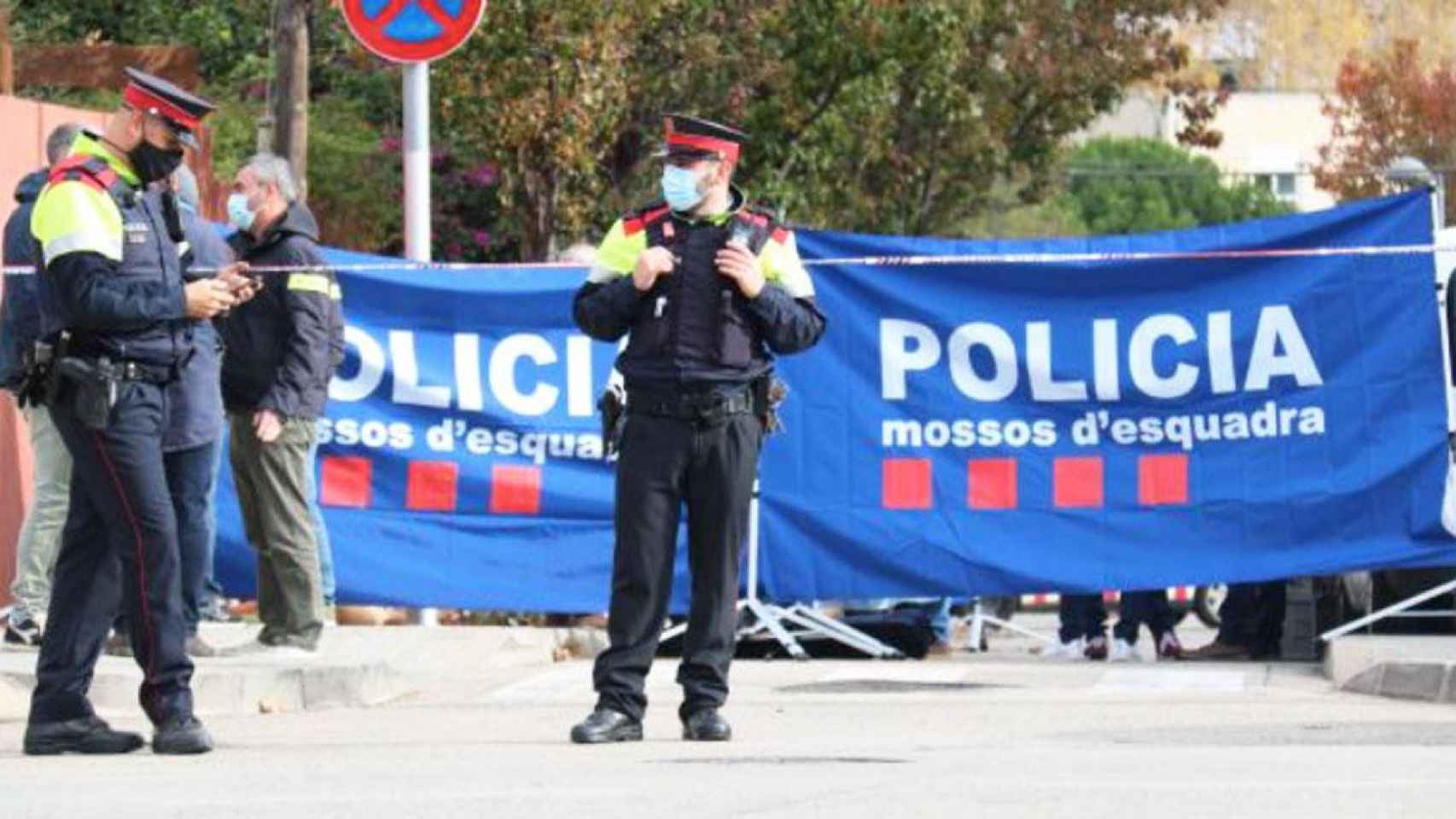 Agentes de los Mossos d'Esquadra, ante el lugar del crimen en Cerdanyola, en Barcelona / CG