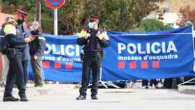 Agentes de los Mossos d'Esquadra, ante el lugar del crimen en Cerdanyola, en Barcelona / CG