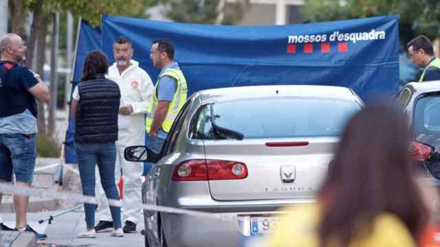 Investigadores de la policía catalana tras un asesinato / EFE