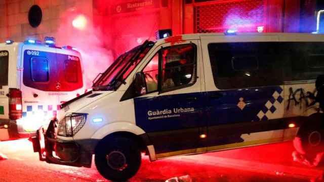 El furgón de la Guardia Urbana de Barcelona atacado por vándalos el fin de semana / EFE