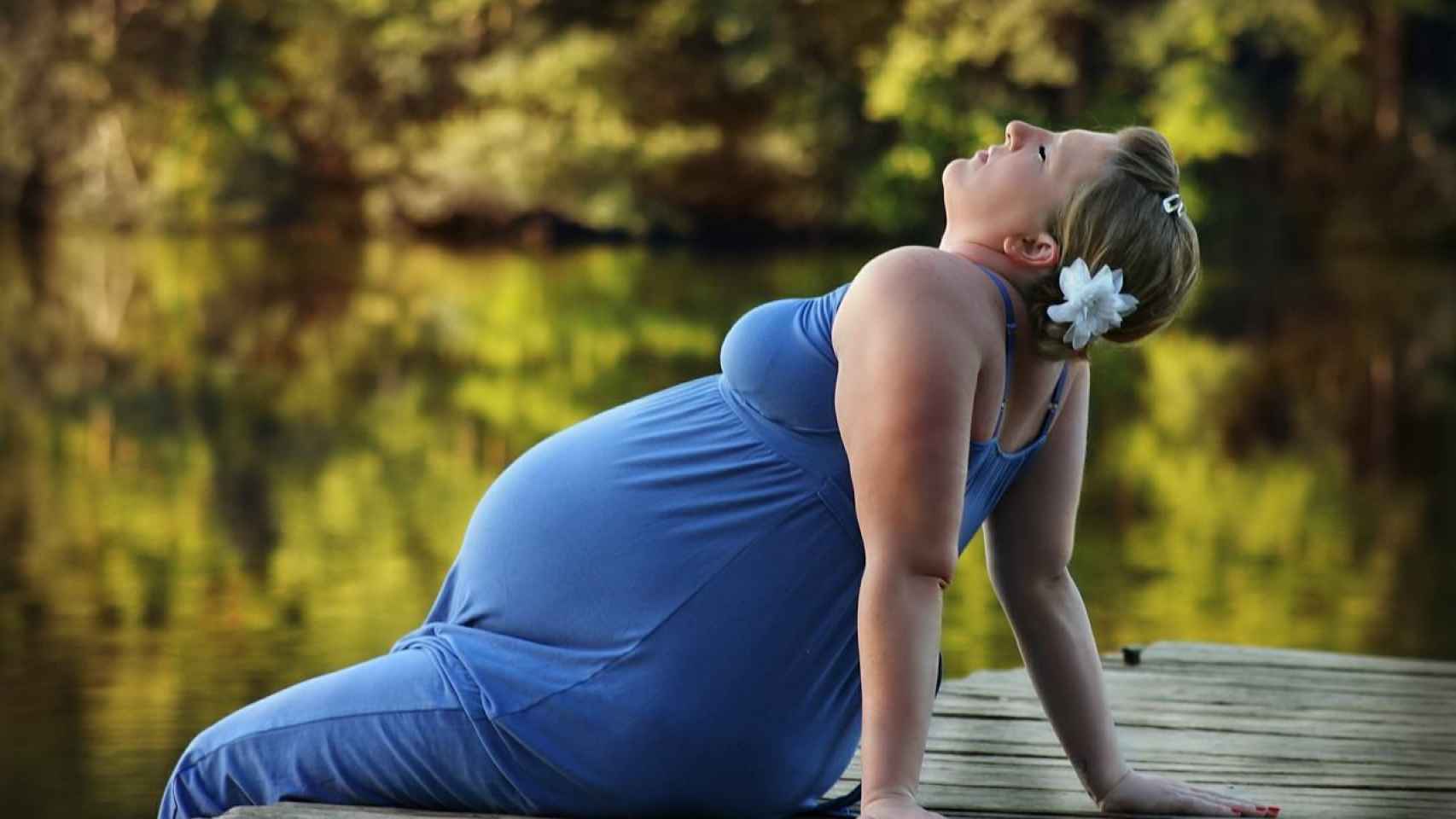 Mujer embarazada sobre un muelle / CREATIVE COMMONS