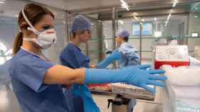 Profesionales sanitarios en un hospital, protegidos por mascarillas durante la crisis del coronavirus / EFE