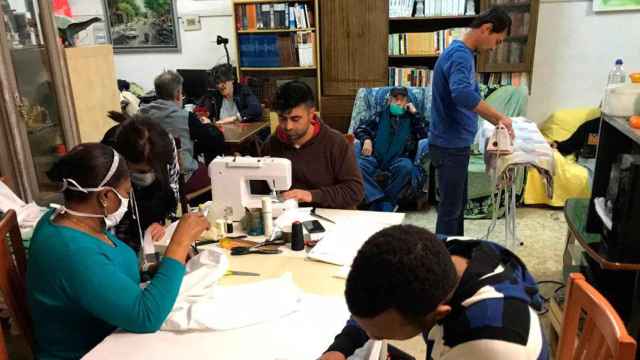 Sintecho y refugiados fabrican mascarillas en la Casa Cádiz de Barcelona / CEDIDA