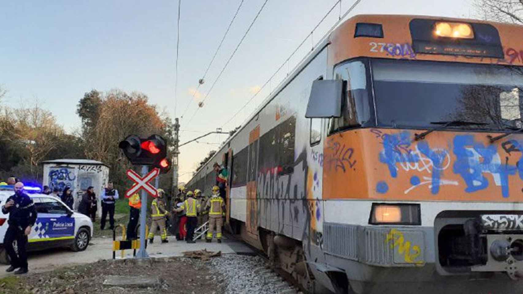 El tren de la R1 de Cercanías de Renfe que ha impactado contra un travesaño colocado adrede en las vías / BOMBERS