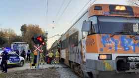 El tren de la R1 de Cercanías de Renfe que ha impactado contra un travesaño colocado adrede en las vías / BOMBERS