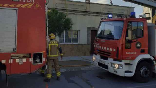 Un coche de bomberos durante la extinción de un incendio / BOMBERS