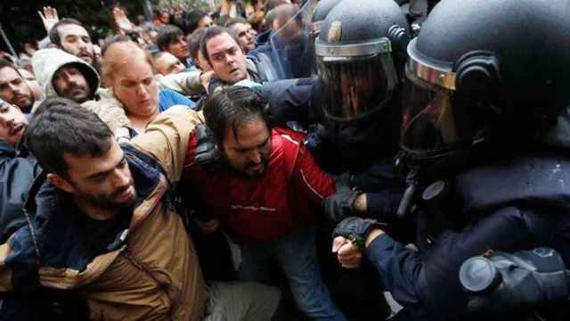 Uno de los 'muros humanos' que obstaculizó la labor policial durante el referéndum ilegal del 1 de octubre de 2017 en Cataluña / EFE