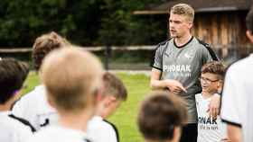 El futbolista sordo Simon Ollert, durante un entrenamiento con niños sordos / SONOVA
