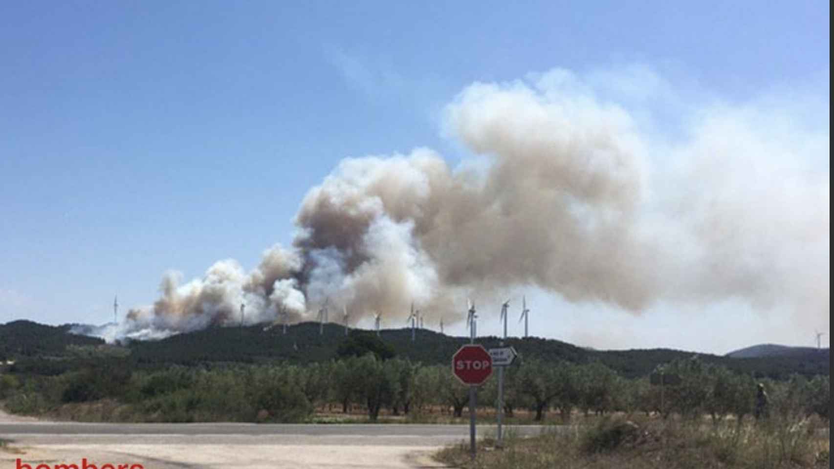 Incendio forestal en Perelló, que tratan de sofocar siete helicópteros / BOMBEROS